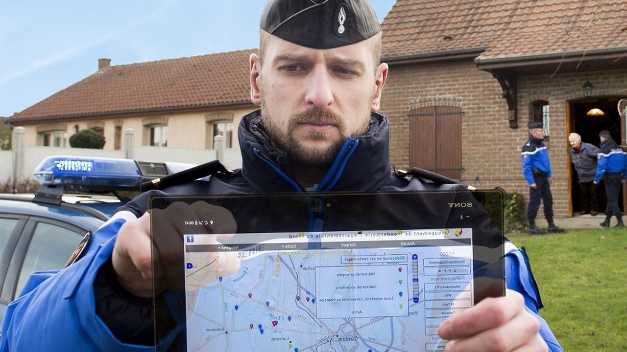 Expérimentation de Neogend à la brigade térritoriale autonome de Marcoing (59), l'adjudant Thomas Lansiaux du PSIG de Caudry utilise l'application cambriolages sur la tablette.
