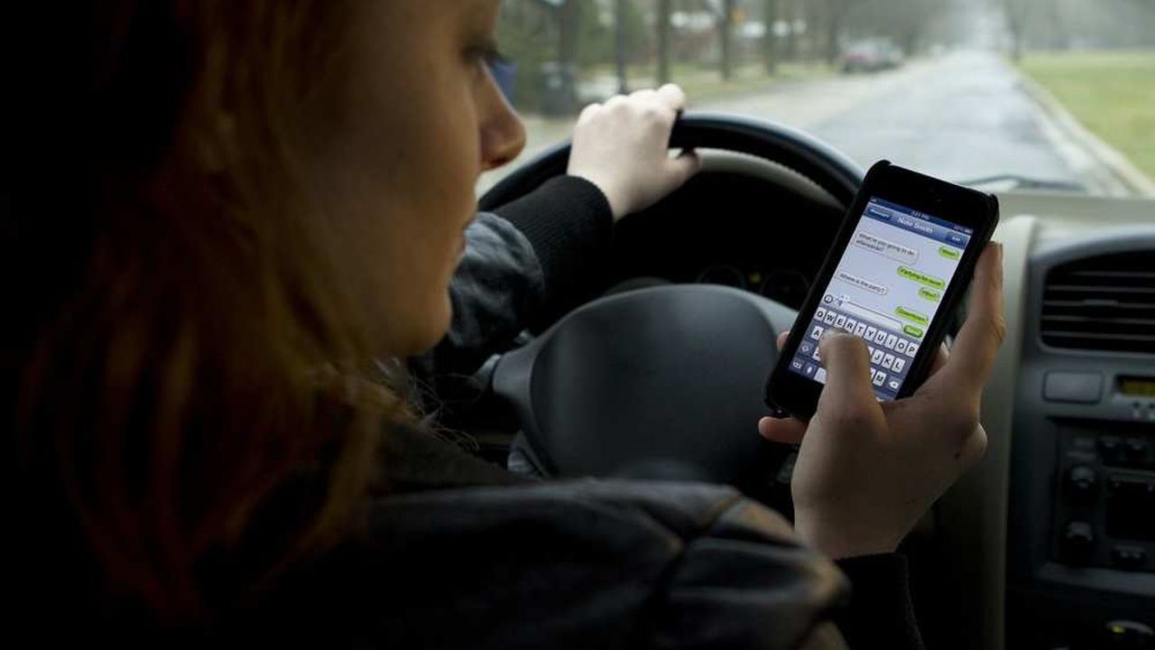 80 % des personnes interrogées par AXA Prévention roulent au-dessus des vitesses autorisées et utilisent leur téléphone pour au moins un usage : appel, SMS, GPS, etc.
