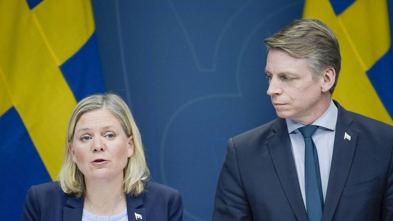 La ministre des Finances Magdalena Andersson, et Per Bolund, le ministre des Marchés financiers, lors d'une conférence de presse à Stockholm.
