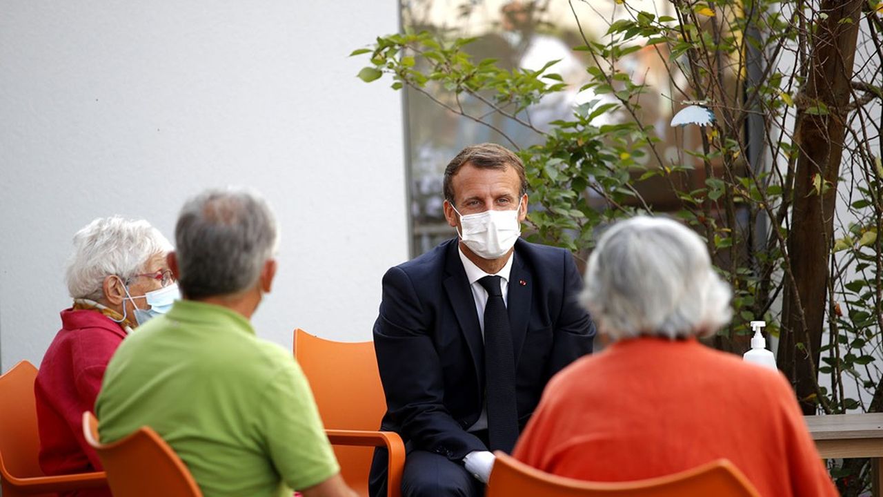 En visite dans un Ehpad à Bracieux, dans le Loir-et-Cher,Emmanuel Macron a appelé ce mardi à redoubler de vigilance en direction des plus âgés.