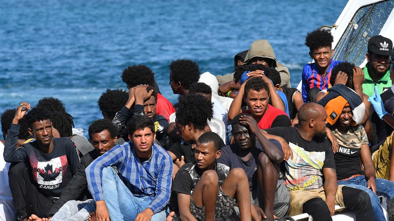 Le 1er août dernier, des migrants en provenance de Tunisie et de Libye arrivent sur l'île de Lampedusa à bord d'un navire des garde-côtes italiens.