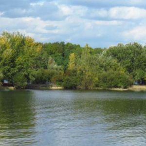 Le lac est une ancienne sablière sur laquelle s'est formée une étendue d'eau d'environ 45 hectares.