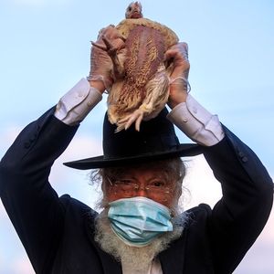 Un Juif ultraorthodoxe brandit un poulet lors d'un rituel à la veille de la fête de Kippour, la plus sacrée du calendrier juif, lundi.