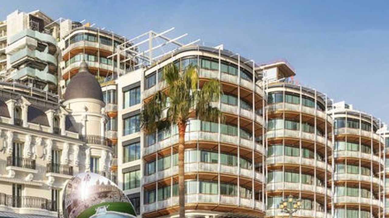 L'immeuble One Monte-Carlo, voisin de l'Hôtel de Paris, sur la place du Casino à Monaco