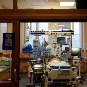 Des médecins s'affairent au chevet d'un patient dans un centre de soins intensifs à Prague.