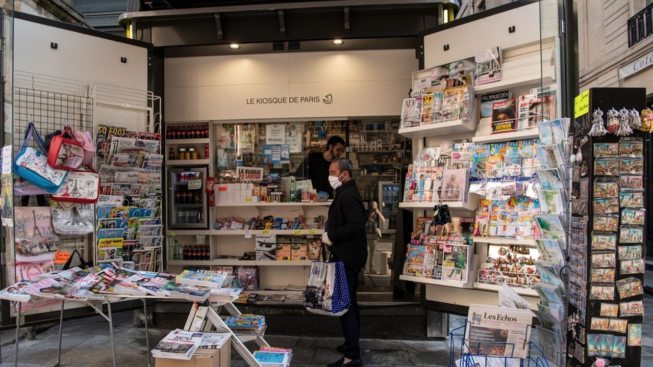 Un kiosque à journaux à Paris.
