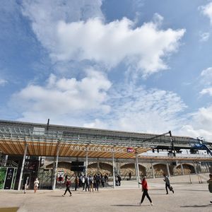 La création du nouveau pavillon voyageurs s'inscrit dans le cadre d'un projet de restructuration du pôle d'échanges de la gare de Perrache.