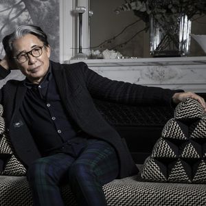 Kenzo Takada, dans sa maison à Paris, en 2019.