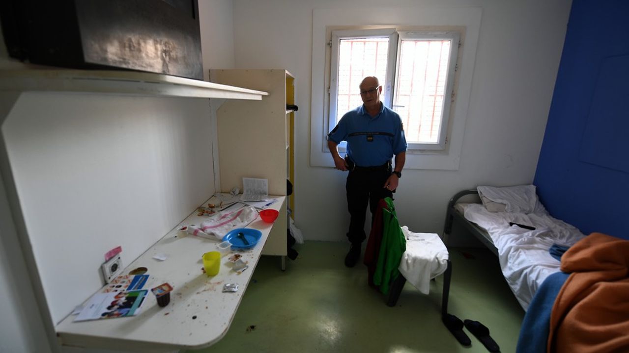 Un gardien de prison dans un établissement pénitentiaire pour mineurs.
