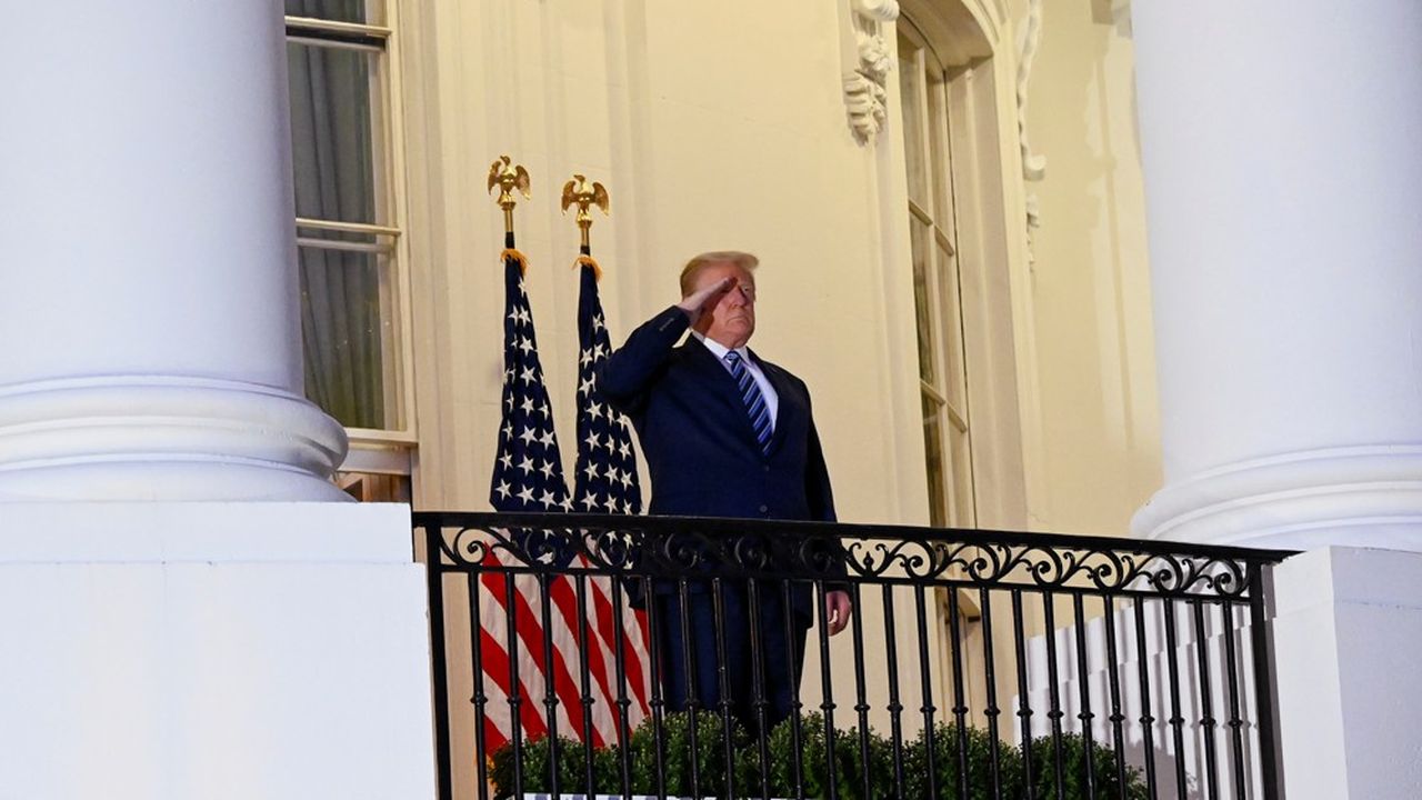 Le président américain Donald Trump fait un salut militaire sur le balcon de la Maison Blanche à son retour de l'hôpital.