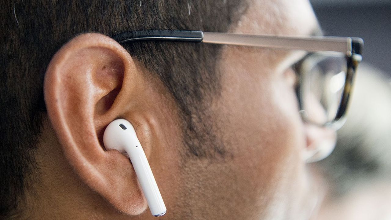 Après le succès des oreillettes AirPods, Apple pourrait bientôt commercialiser son premier casque audio et une nouvelle version de son enceinte connectée HomePods, d'après Bloomberg.