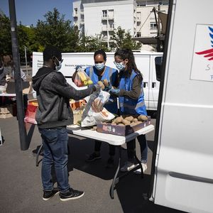 Des volontaires du Secours Populaire distribuent de la nourriture à des étudiants nécessiteux, près de l'Université Paris VIII à Saint Denis.
