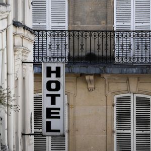 L'hôtellerie française reste très affectée par la crise sanitaire. D'une manière générale, la tendance est à un chiffre d'affaires divisé par deux, constate le patron du pôle tourisme/loisirs de KPMG France.