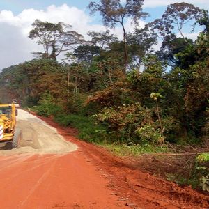 Les chantiers de construction routière en Afrique centrale, comme celui-ci en Guinée équatoriale, sont étroitement dépendants des capacités budgétaires des Etats et donc des cours du pétrole.