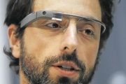 Les lunettes avec caméra imaginées par les ingénieurs de Google (portées ici par Sergeï Brin, cofondateur du moteur de recherche avec Larry Page) obéissent même à la voix.