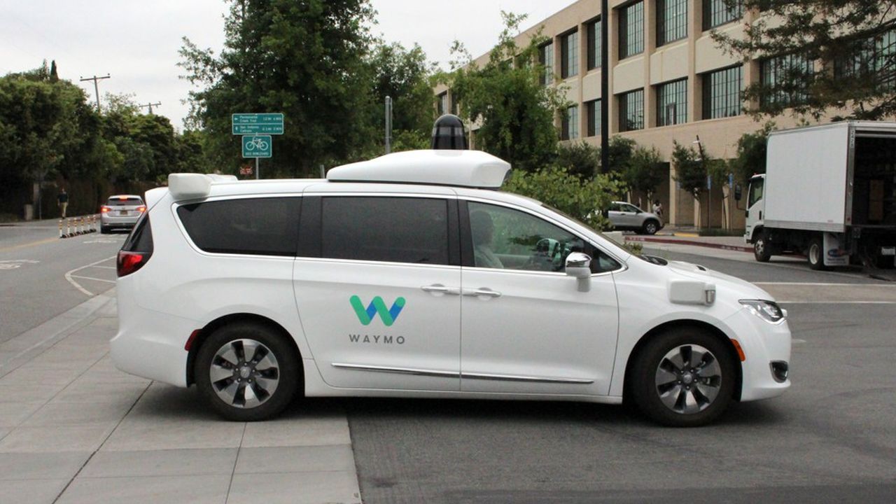 Une voiture autonome Waymo aux abords d'un parking, près du siège de la compagnie Google, à Mountain View, en Californie.