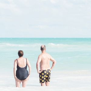 Le photographe américain David Benhar a fait de la plage son principal sujet de travail. Sa série « The Standing Water » se concentre sur les seniors observés sur les plages de Miami, en Floride.