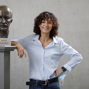 Emmanuelle Charpentier, co-lauréate du prix Nobel de chimie 2020, aux côtés d'une statue de Max Planck, prix Nobel de physique 1918.