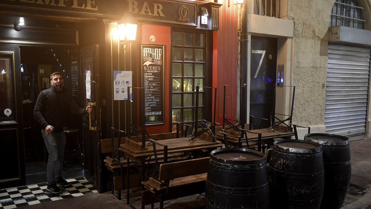 Dans les zones d'alerte maximale en France, les bars sont déjà fermés, de jour comme de nuit.