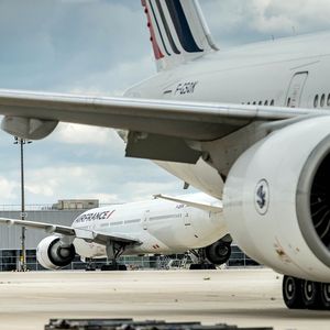 Air France a reçu une aide totale de 7 milliards d'euros composée d'un prêt bancaire garanti par l'Etat français et d'une avance en compte courant d'actionnaire de l'Etat.