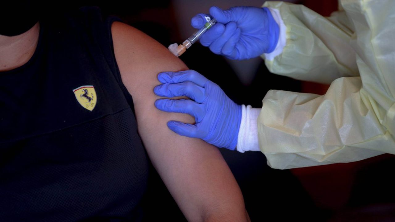 L'essai du vaccin d'AstraZeneca a repris au Royaume Uni, mais pas aux Etats-Unis où il reste suspendu.