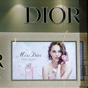 Les ventes de la mode et de la maroquinerie ont retrouvé le chemin de la croissance, avec une hausse de 12 % au troisième trimestre, portées par Dior et Vuitton.