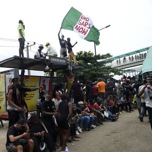 Au Nigéria, des manifestations de jeunes de tout milieu social contre les violences policières de poursuivent depuis lundi, bloquant notamment les principaux axes de Lagos, la capitale.