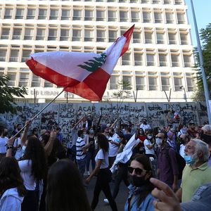Les Libanais ont manifesté samedi devant le siège de la Banque centrale du Liban lors de la commémoration du soulèvement du 17 octobre 2019.
