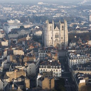 Dès mars, la mairie de Nantes a pris une série de mesures d'urgence pour les entreprises, comprenant des exonérations, notamment sur les droits d'occupation de l'espace public, les loyers des entreprises hébergées ou les pénalités de retard.