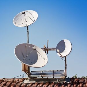 Le satellite est une technologie alternative permettant d'apporter du très haut débit dans les zones où la fibre et la 4G sont plus difficiles à déployer.