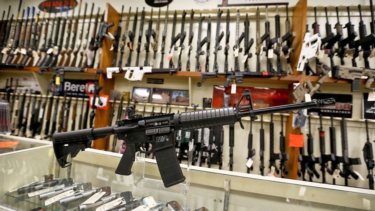 Un fusil de chasse de la marque Smith & Wesson dans une armurerie de Pennsylvanie. Le cours de la société a bondi en Bourse ces dernières semaines.