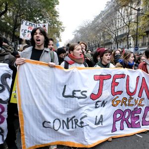 Jeunes qui manifestent contre la précarité étudiante le jeudi 5 décembre 2019 à Paris.
