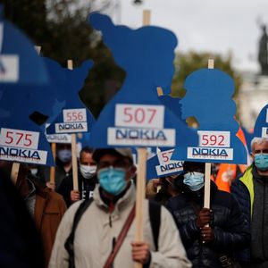 Des employés de Nokia manifestent contre le plan social lors d'un rassemblement à Paris le 7 octobre 2020.