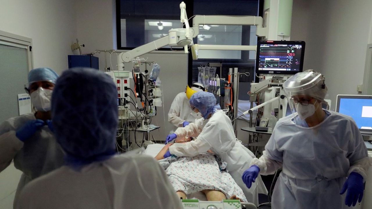 Un patient atteint du SARS-CoV-2 dans une unité de soin intensif à l'hôpital de Braine l'Alleud-Waterloo en Belgique, le 23 ocotbre 2020.