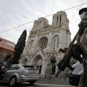 Des policiers sécurisent les alentours de la basilique Notre-Dame-de-Nice, après le triple assassinat au couteau perpétré par un terroriste islamiste.