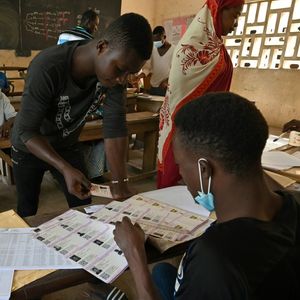 Le processus électoral en Côte d'Ivoire a débuté bien avant le scrutin du 31 octobre, avec notamment la distribution de cartes d'électeurs.
