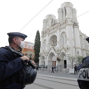 Des policiers français devant la Basilique Notre-Dame de Nice, dans laquelle trois personnes ont été tuées par un terroriste tunisien le 29 octobre.