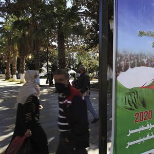 Les affiches en faveur du référendum constitutionnel de ce dimanche n'ont pas captivé les Algériens, préoccupés par le Covid, la crise économique et sociale et les déceptions post-Hirak