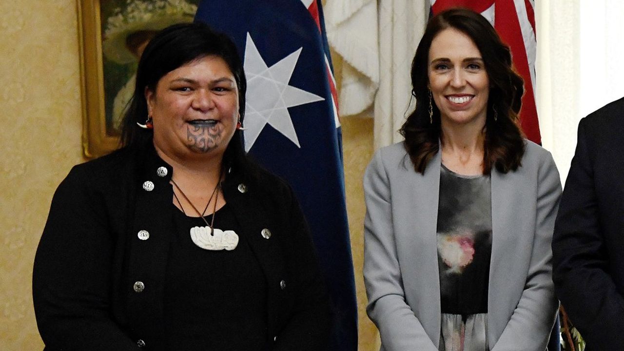 Les femmes occupent huit des 20 postes du nouveau gouvernement néo-zélandais (photo : Nanaia Mahuta, ministre des Affaires étrangères, et Jacinda Ardern, Première ministre).