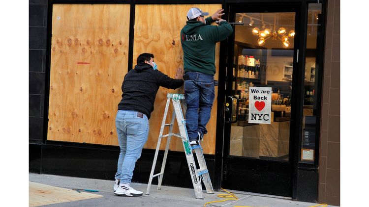 A New York, les magasins se barricadent