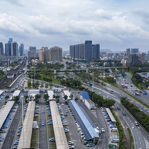 Véhicules électriques en rechargement à Shenzhen, le fief de BYD, en septembre 2019.