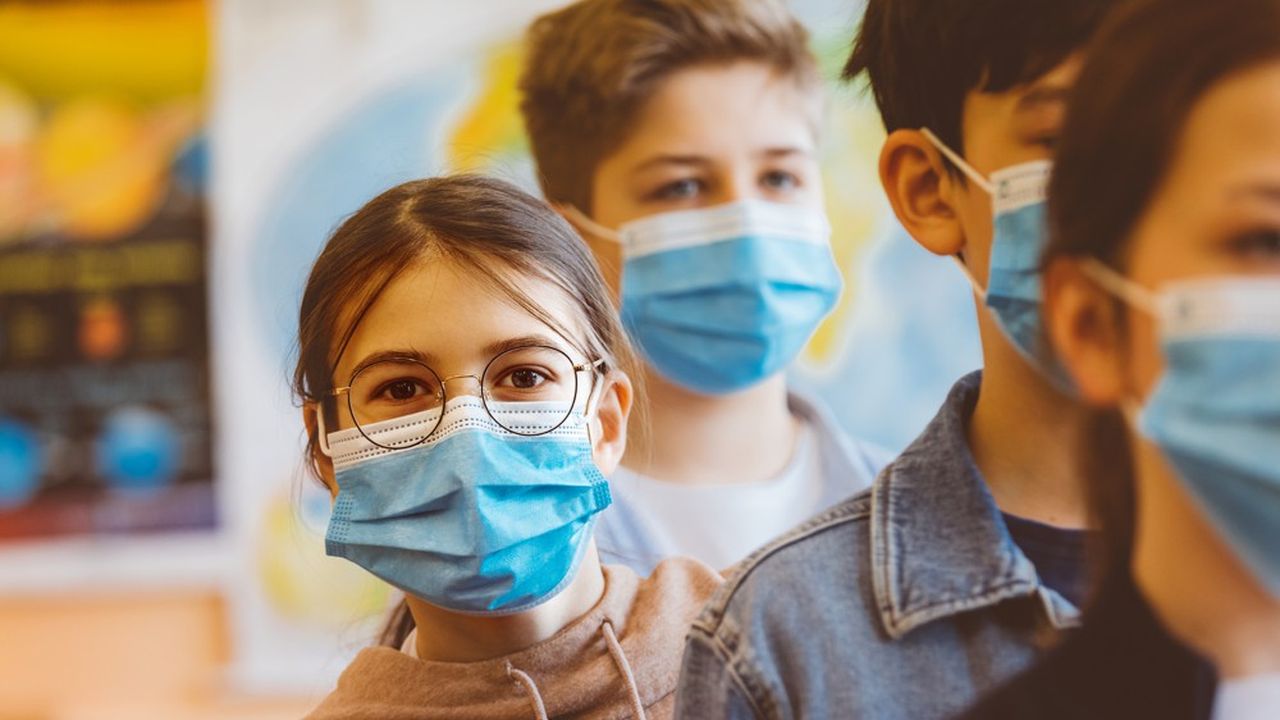 Chaque enfant de six à dix ans reçoit dans son établissement un kit de sept masques chirurgicaux conformes aux normes en vigueur
