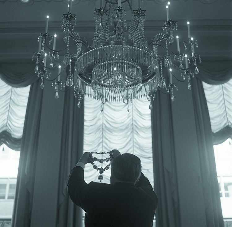 Le célèbre joaillier américain Harry Winston, en 1961, montre ce qui est alors « le collier le plus cher du monde », une création de sa maison en émeraudes et diamants.