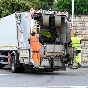 Camion de ramassage, collecte des ordures ménagères, éboueurs. Métropole de Lyon.