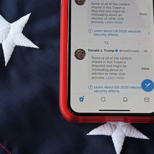 Depuis l'ouverture des bureaux de vote mardi, Twitter a recouvert d'un avertissement 12 des 46 messages et vidéos publiés par le président sortant, selon un décompte effectué à la mi-journée vendredi.