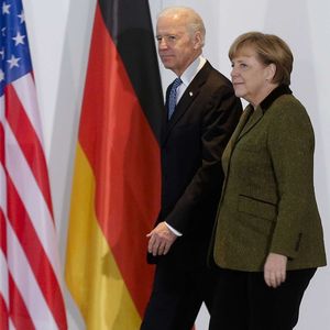 A Berlin, le 1er février 2003, la chancelière allemande Angela Merkel et Joe Biden, alors vice-président des Etats-Unis.