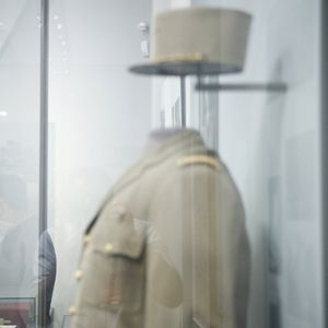 Emmanuel Macron, en juin 2020, devant un uniforme du général De Gaulle au musée de l'Ordre de la Libération.