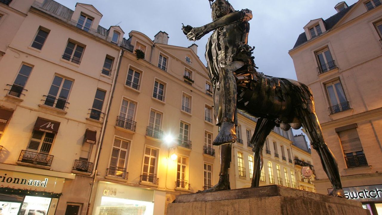 Le Centaure de César, place Michel Debré, près de la rue de Cherche-Midi, dans le 6e arrondissement de Paris.