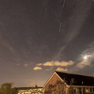 Les bêtatesteurs ont pu tester le service de connexion par internet d'Elon Musk via la constellation de satellites Starlink (visible ici dans le ciel nocturne).