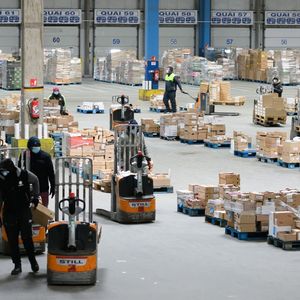Pendant le premier confinement, les distributeurs traditionnels ont amélioré leur organisation logistique pour mieux vendre en ligne. Ici l'entrepôt Carrefour de Combs-la-Ville, en Seine-et-Marne.